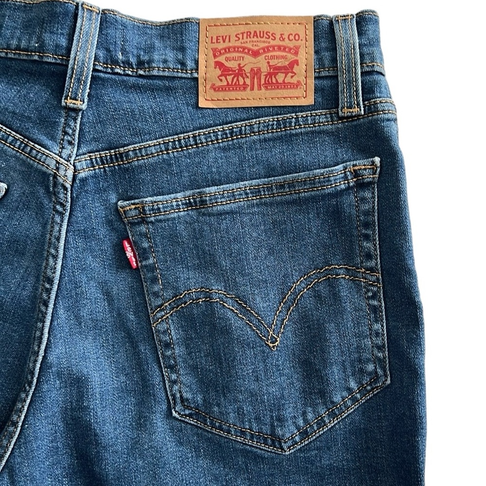 NWOT Levi’s High Rise Shorts - Picture 6 of 12